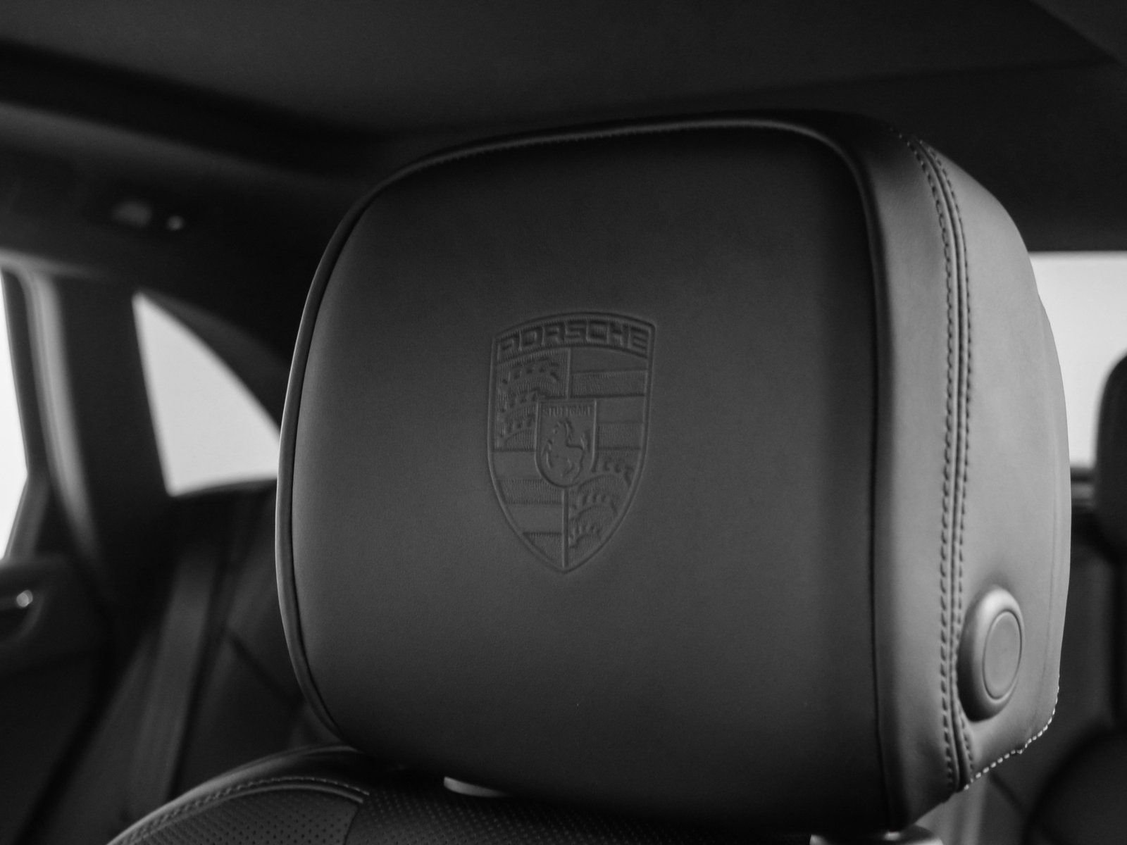 Certified 2025 Porsche Macan AWD/4WD image 41