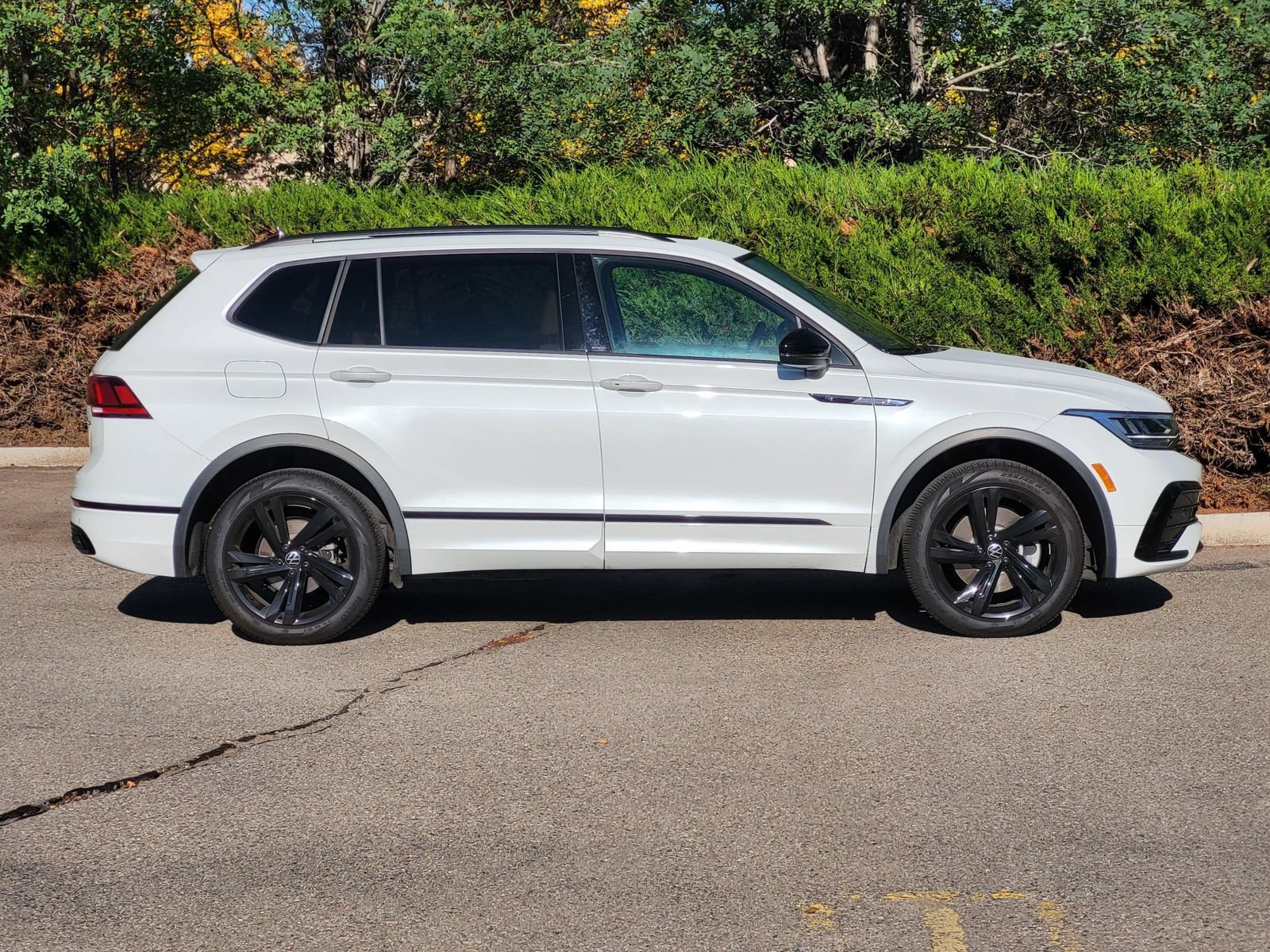 Used 2024 Volkswagen Tiguan SE R-Line w/ MDO Package, Two-Row AWD/4WD image 4