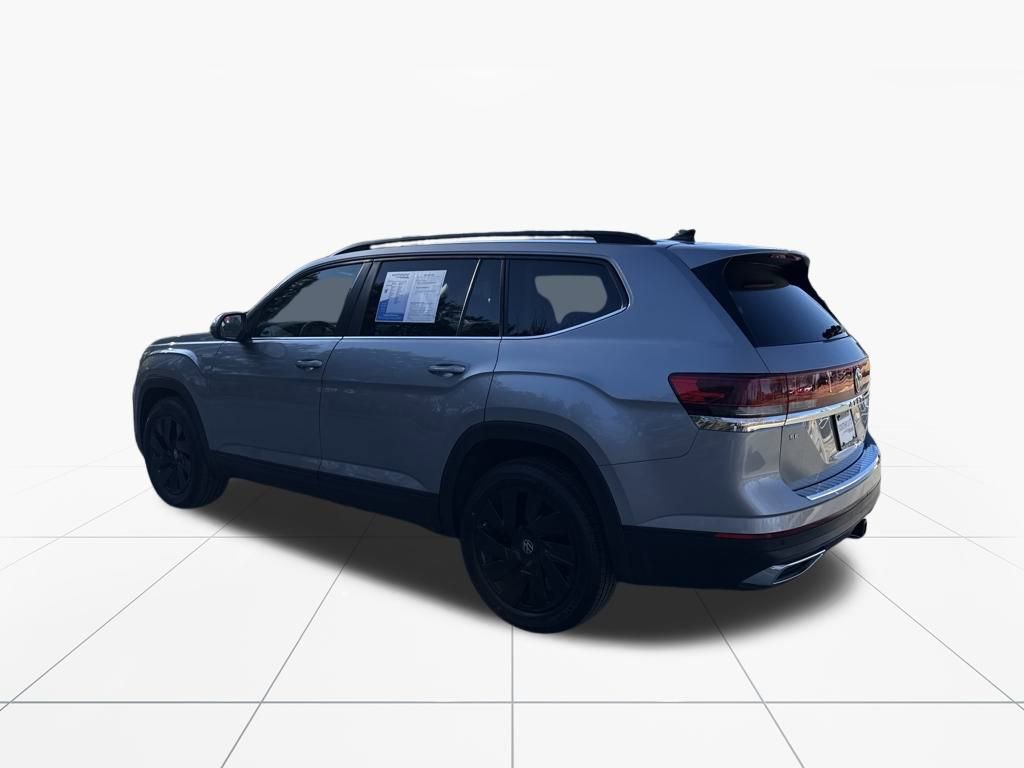 Used 2024 Volkswagen Atlas SE w/ Black Wheel Package image 6