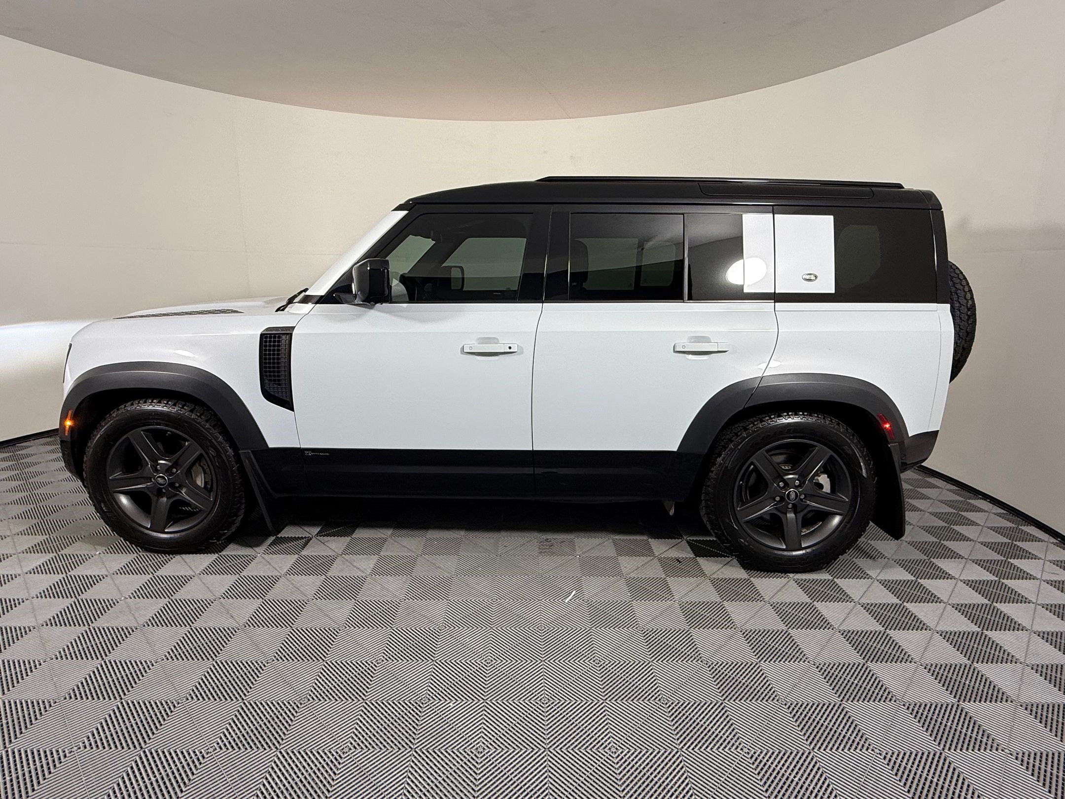 Used 2021 Land Rover Defender 110 X-Dynamic SE AWD/4WD image 2