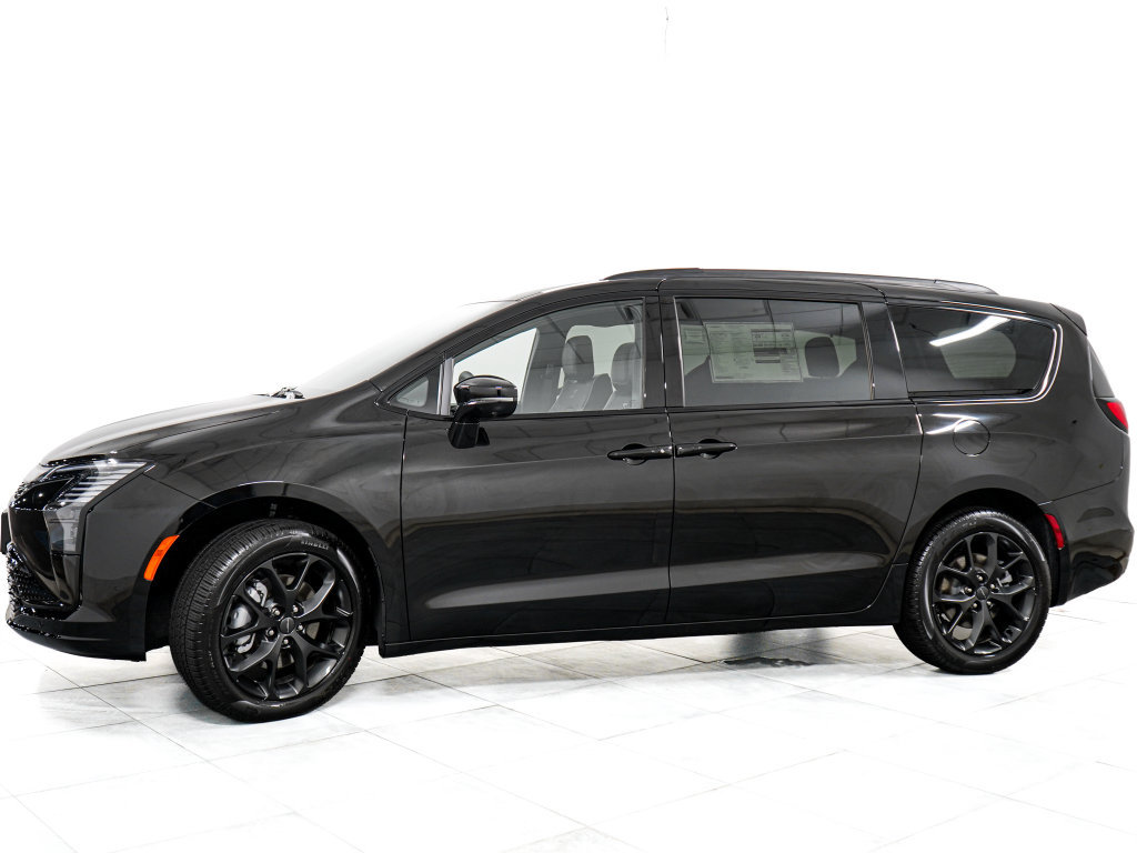New 2027 Chrysler Pacifica Limited w/ Family Tech Group AWD/4WD image 4