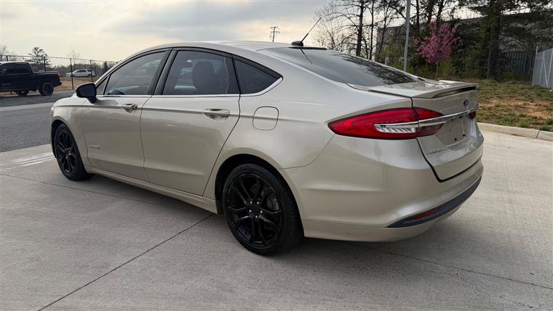 Used 2018 Ford Fusion SE w/ Equipment Group 601A FWD image 3