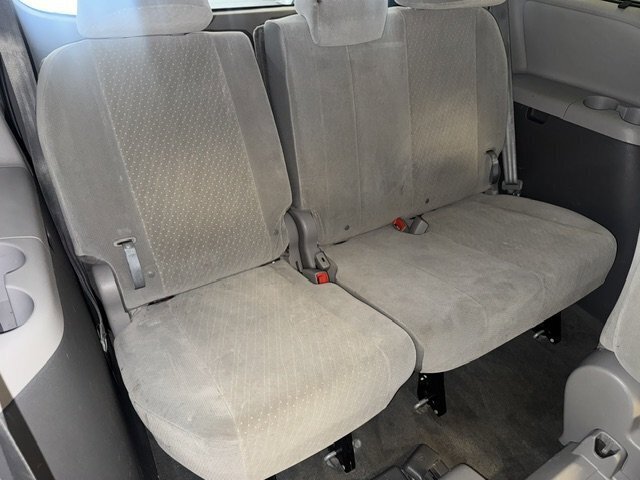 Used 2018 Toyota Sienna LE w/ Carpet Mat Package FWD image 32
