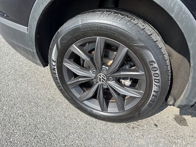 Used 2022 Volkswagen Tiguan SE w/ Panoramic Sunroof Package image 11