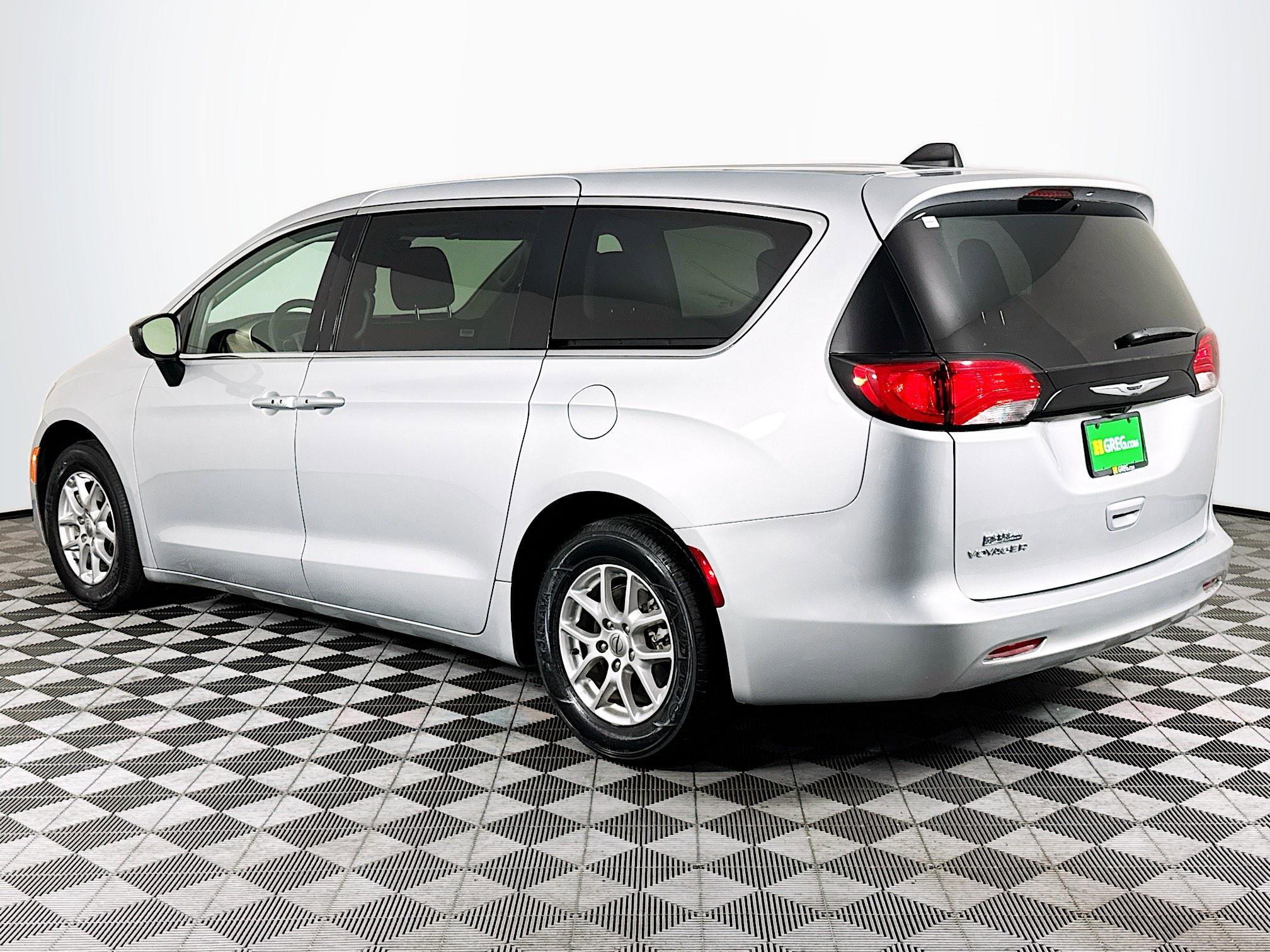 Used 2024 Chrysler Voyager LX image 6