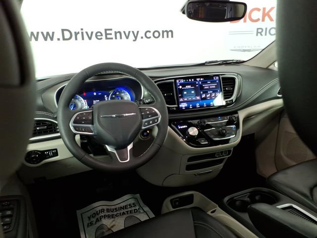 Used 2023 Chrysler Pacifica Touring-L image 10