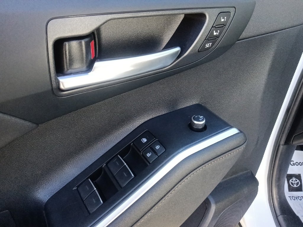 Used 2023 Toyota Highlander Bronze Edition image 12