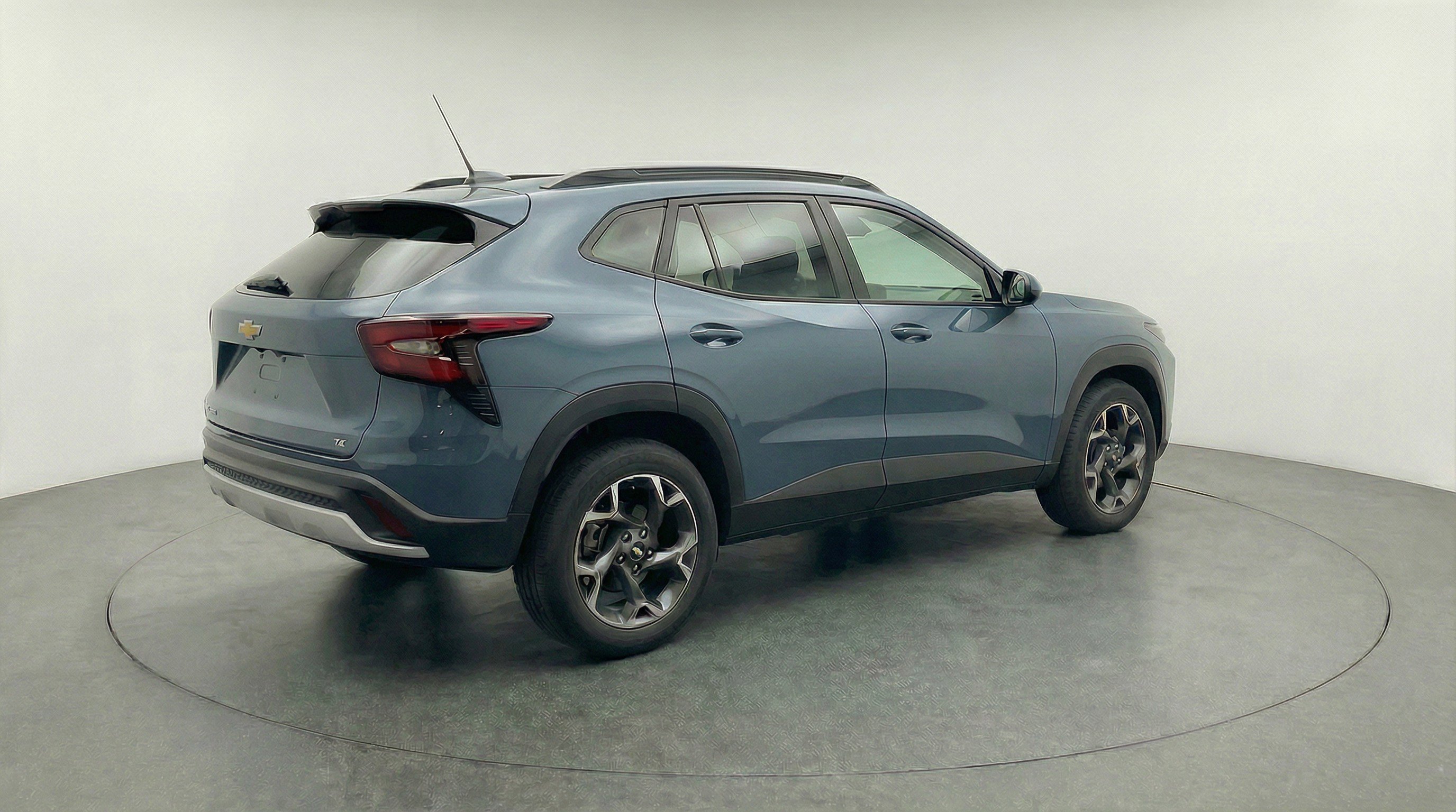 Used 2025 Chevrolet Trax LT FWD image 9