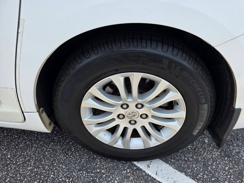 Used 2011 Toyota Sienna XLE FWD image 30