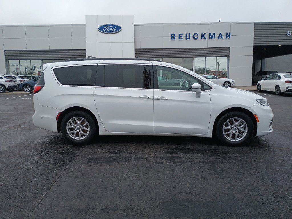 Used 2022 Chrysler Pacifica Touring-L w/ Uconnect Theater Family Group image 11