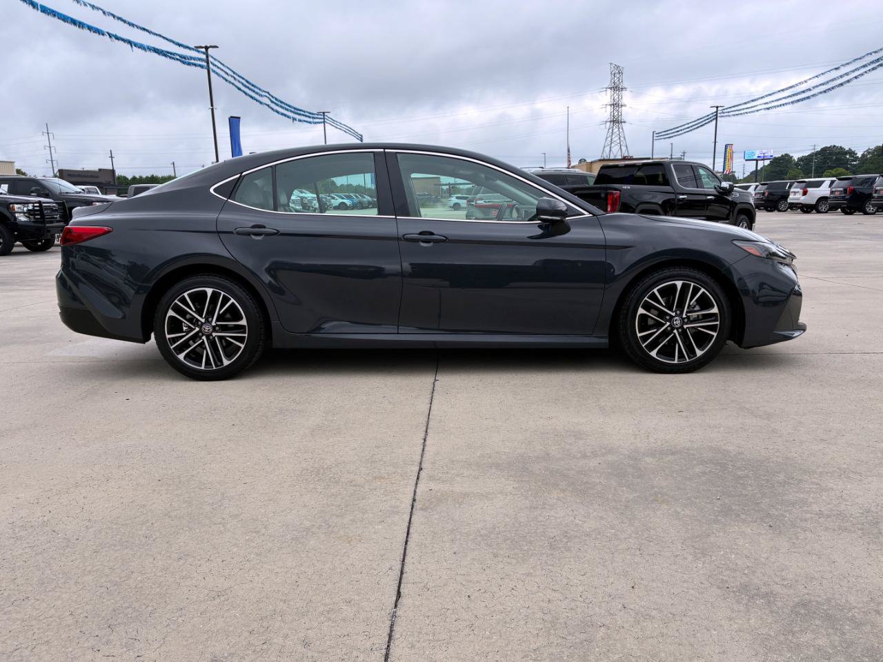 Used 2025 Toyota Camry XLE FWD image 5