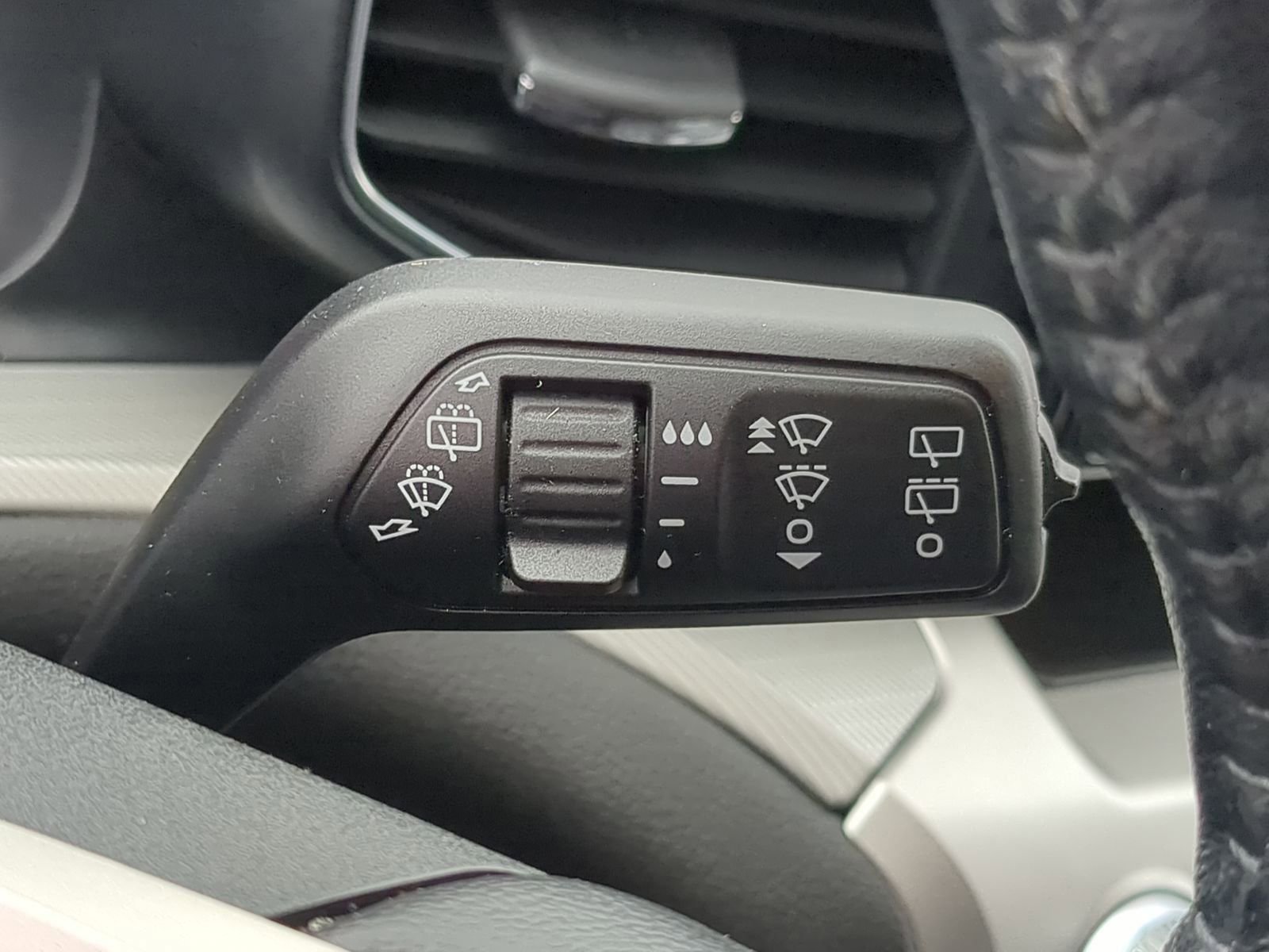 Used 2022 Ford Explorer XLT w/ Equipment Group 202A image 32