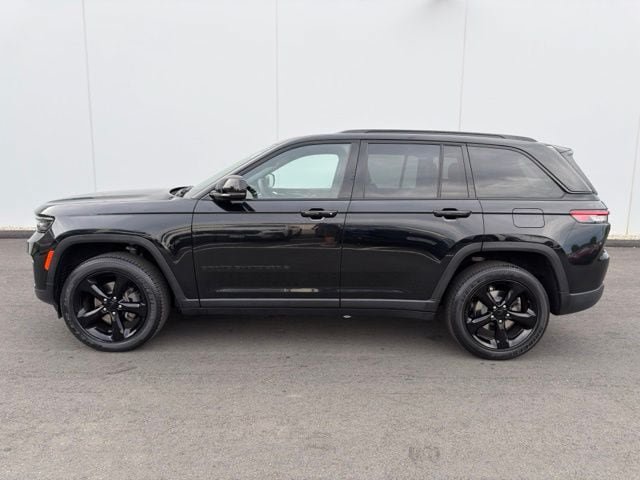 Used 2023 Jeep Grand Cherokee Altitude AWD/4WD image 12
