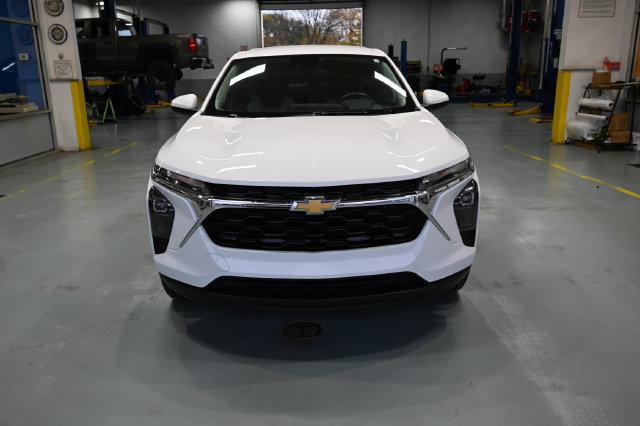 Used 2024 Chevrolet Trax LS w/ LS Convenience Package FWD image 2