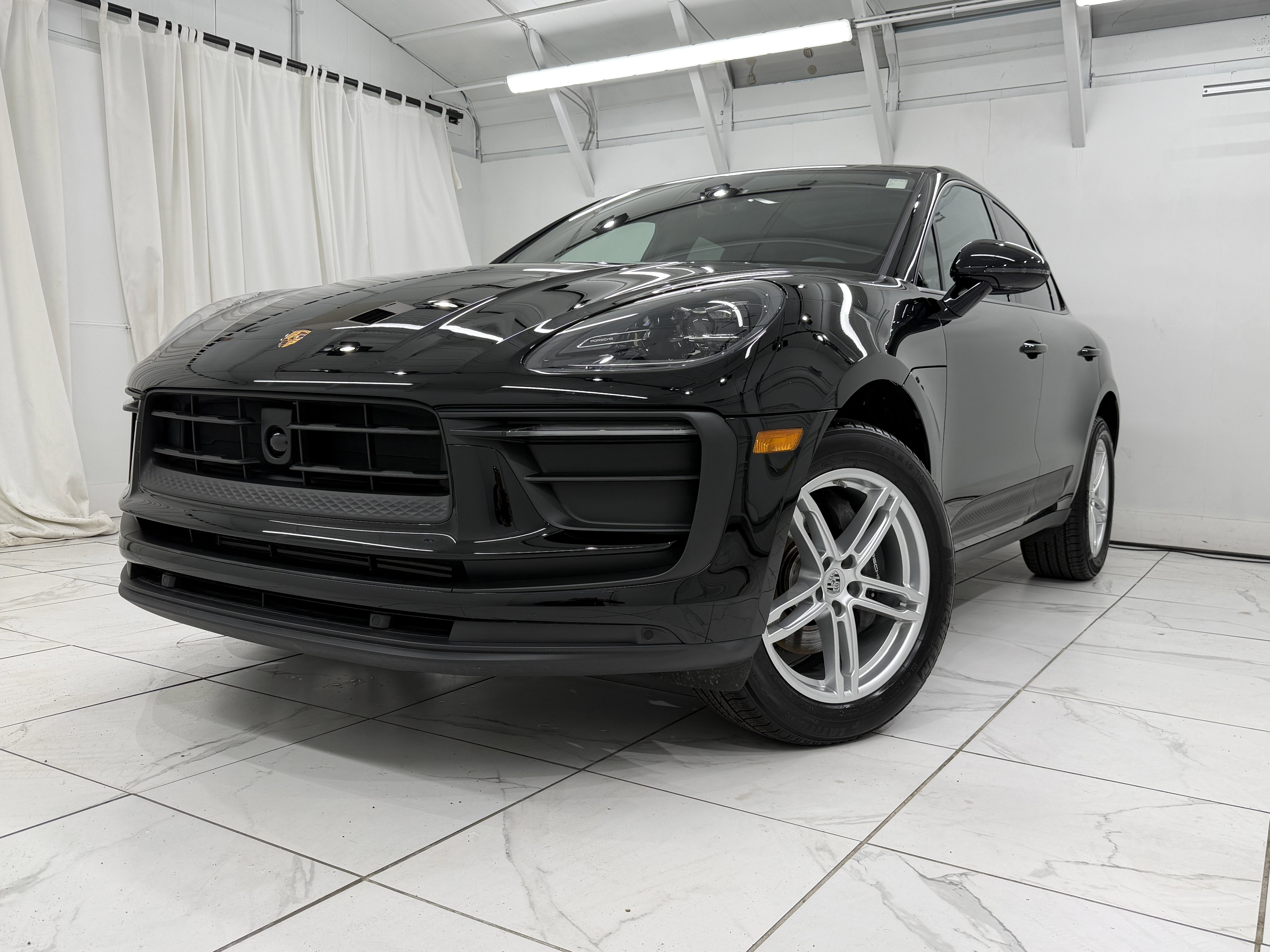 Certified 2025 Porsche Macan AWD/4WD image 8