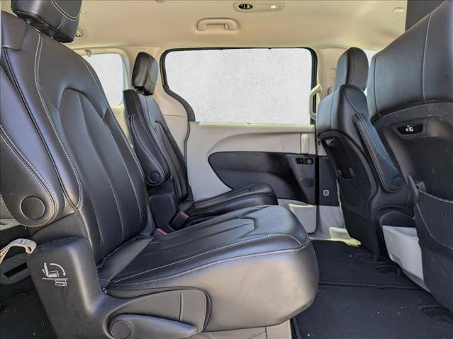 Used 2023 Chrysler Pacifica Touring-L image 15