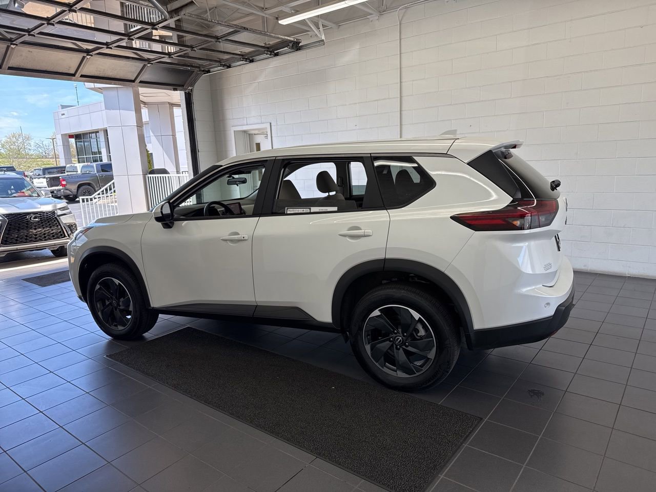 Used 2025 Nissan Rogue SV image 5