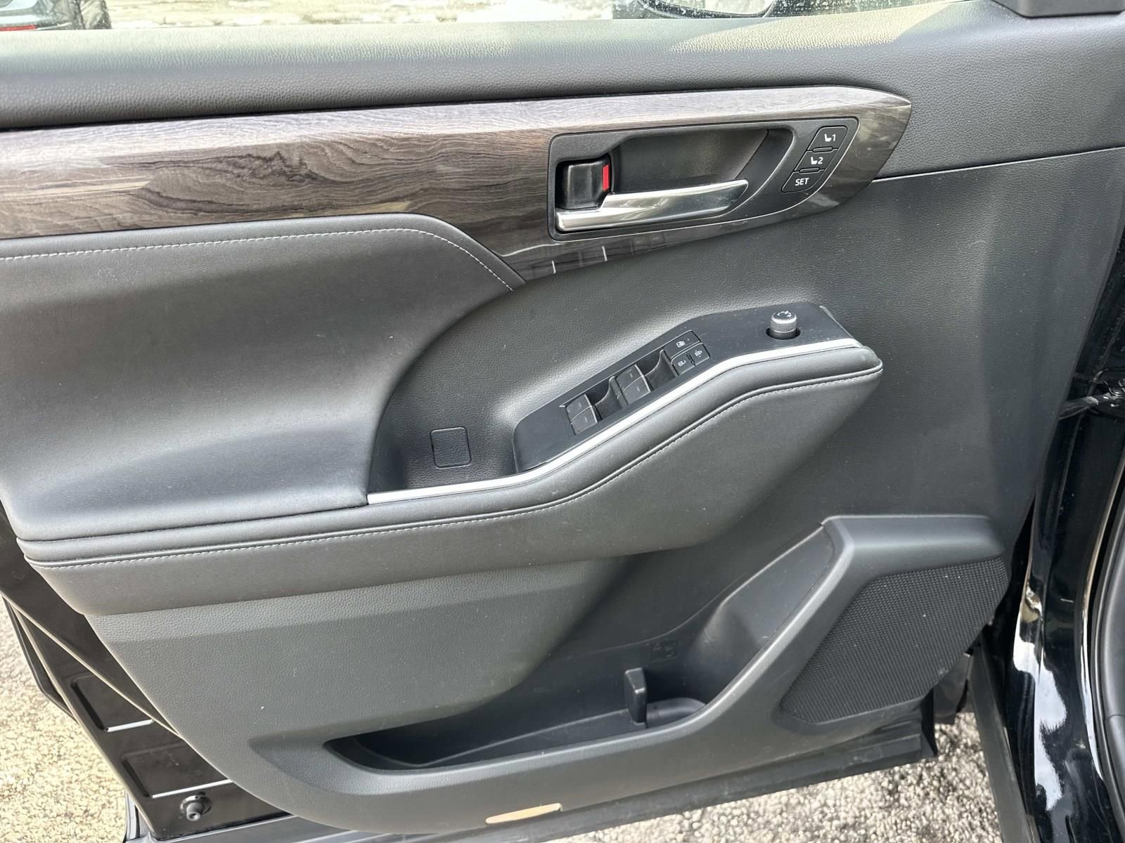 Used 2020 Toyota Highlander Limited image 15