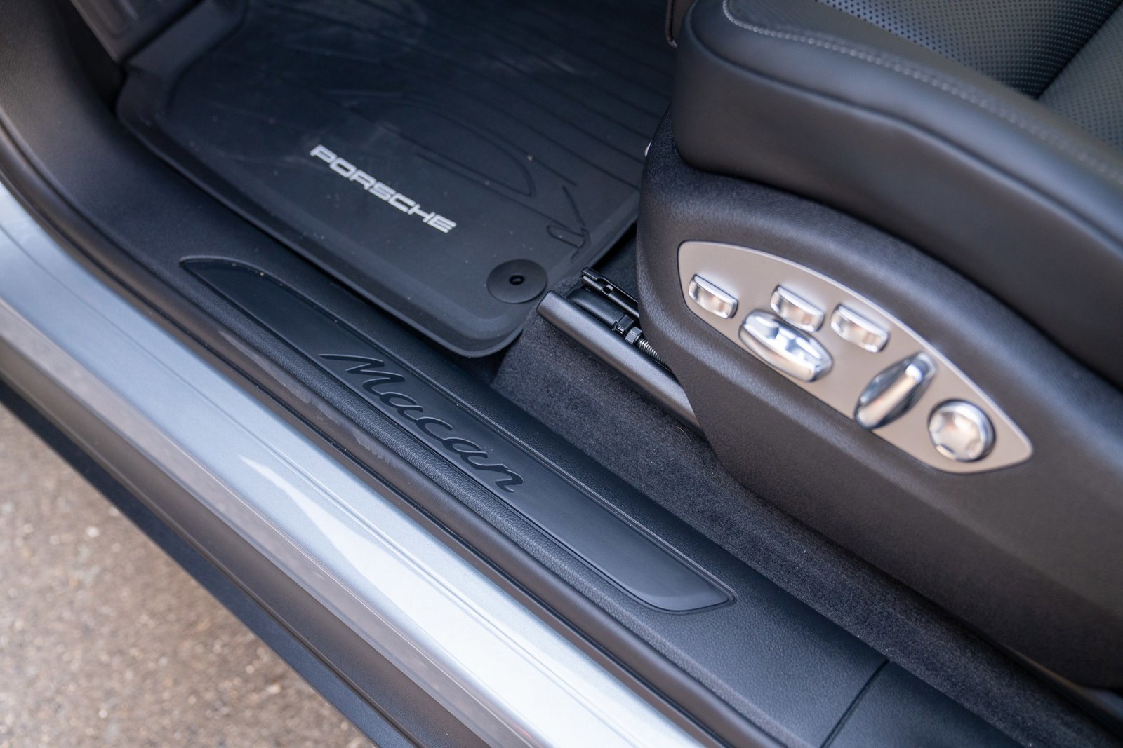 Certified 2026 Porsche Macan AWD/4WD image 12