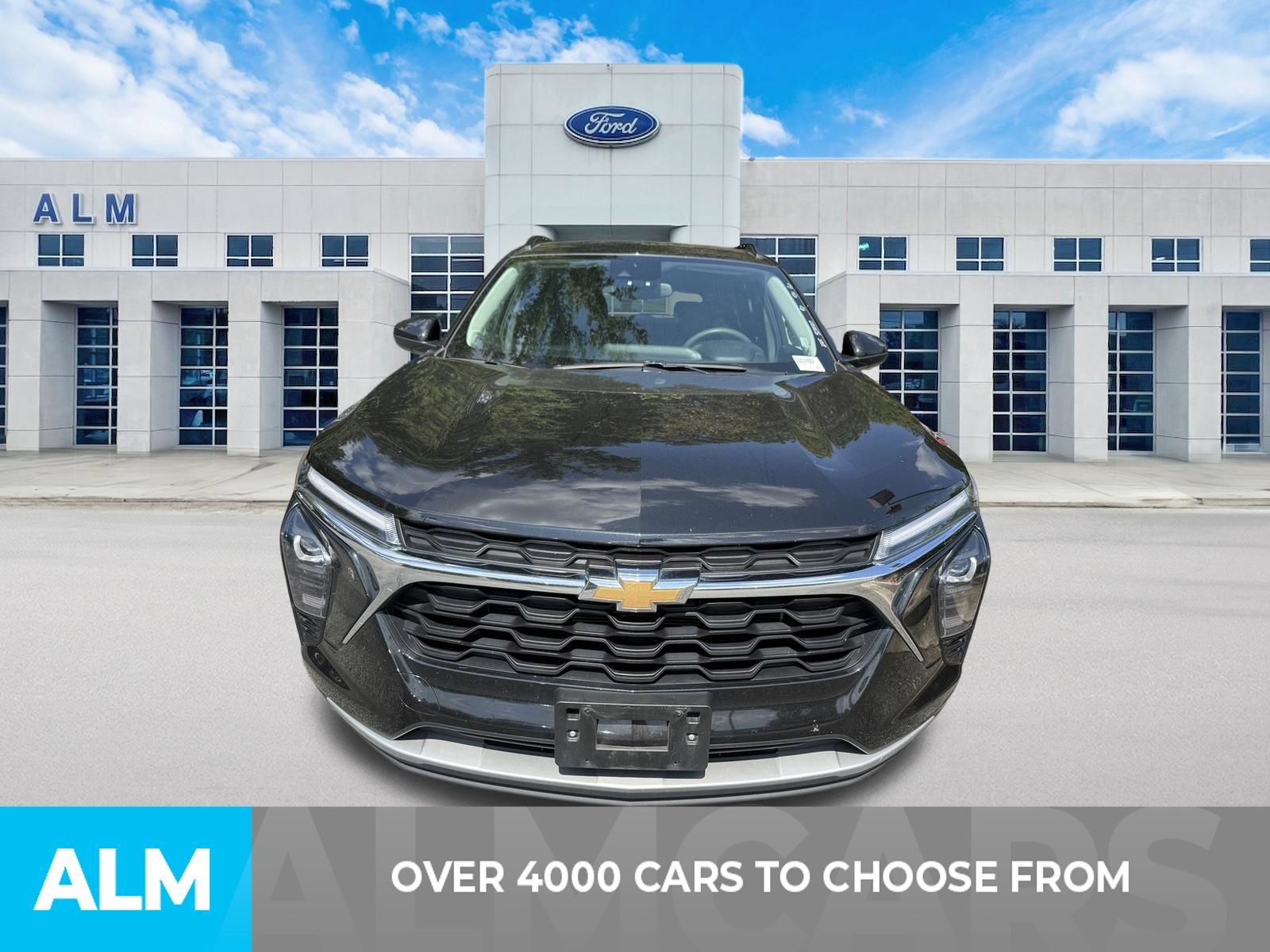 Used 2025 Chevrolet Trax LT FWD image 2
