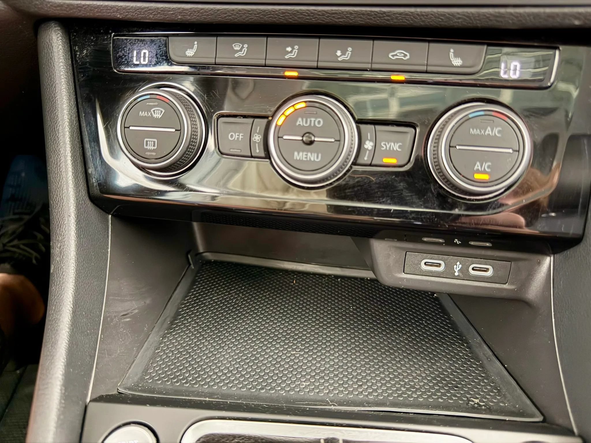 Used 2023 Volkswagen Jetta SE w/ Panoramic Sunroof Package FWD image 30