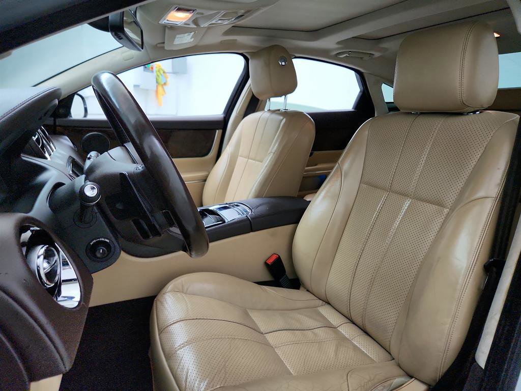 Used 2015 Jaguar XJ image 14