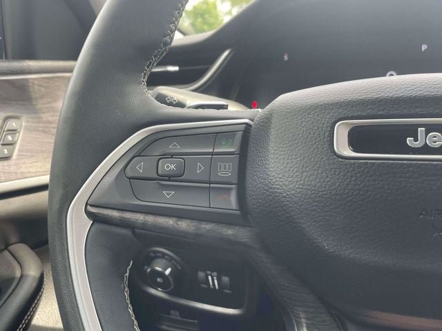Used 2023 Jeep Grand Cherokee L Limited AWD/4WD image 24