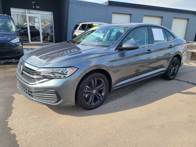 Used 2023 Volkswagen Jetta SE w/ Panoramic Sunroof Package image 2