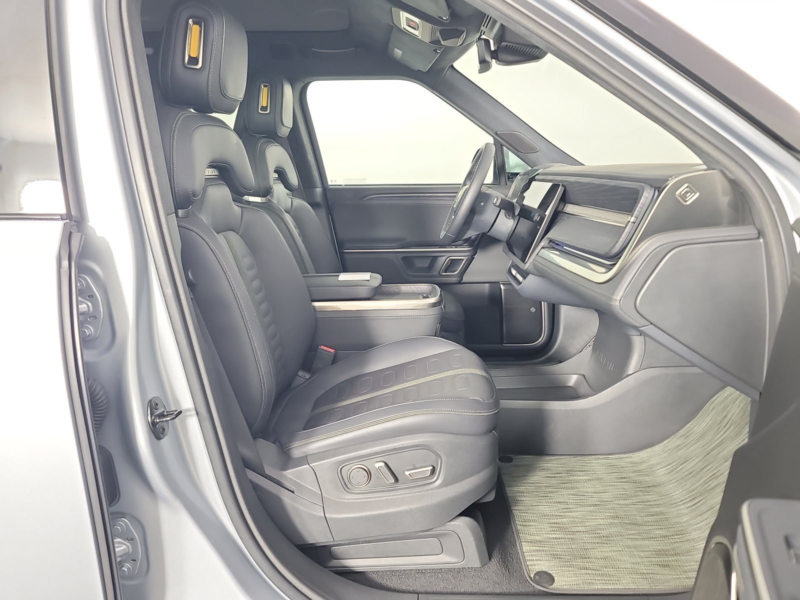 Used 2024 Rivian R1T Adventure Dual AWD/4WD image 23