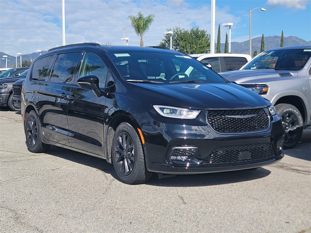 New 2025 Chrysler Pacifica Select w/ Fav Edition Package