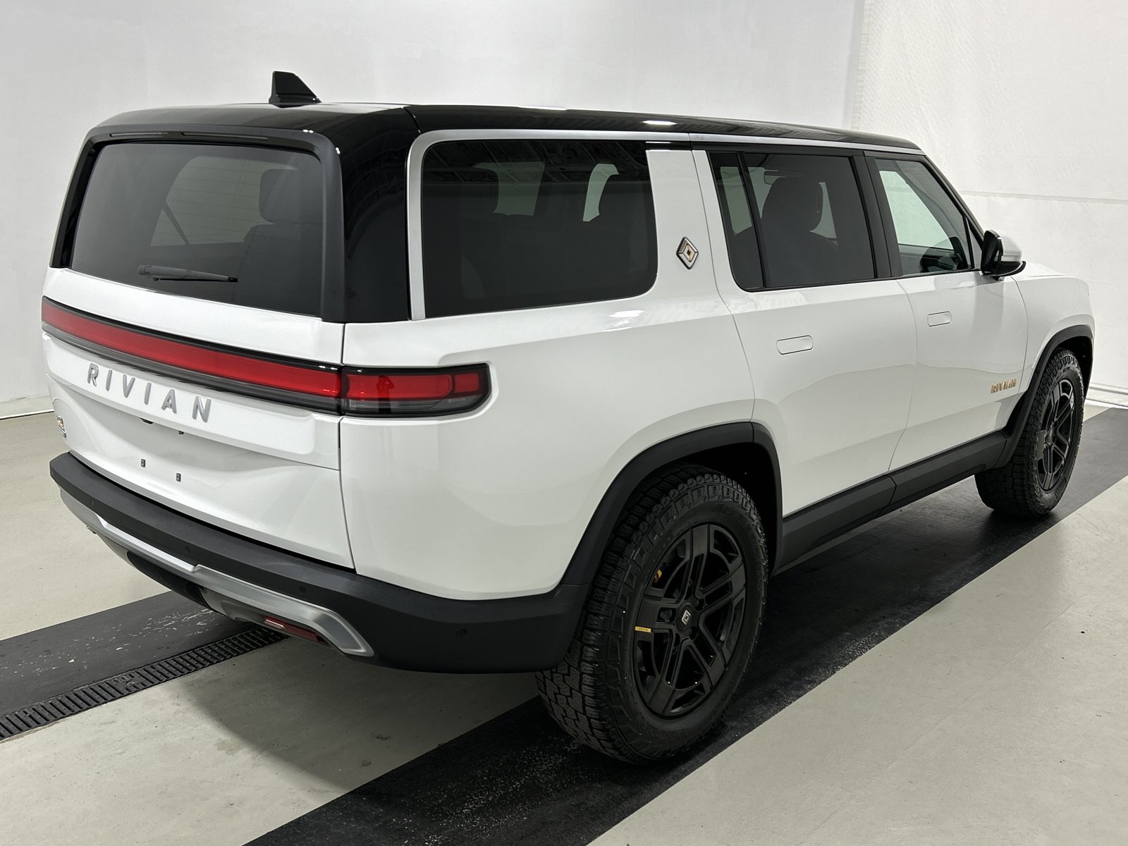 Used 2023 Rivian R1S Adventure AWD/4WD image 5
