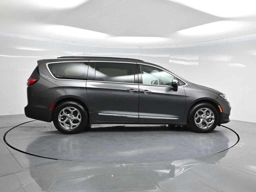 Used 2023 Chrysler Pacifica Limited image 35