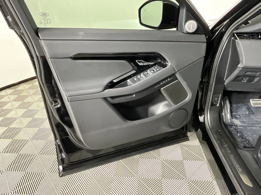 Used 2024 Land Rover Range Rover Evoque Dynamic SE image 18