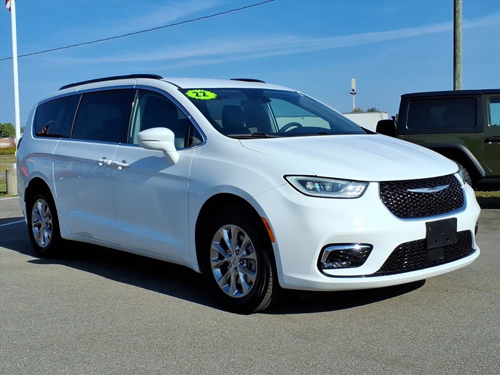 Used 2022 Chrysler Pacifica Touring-L image 3