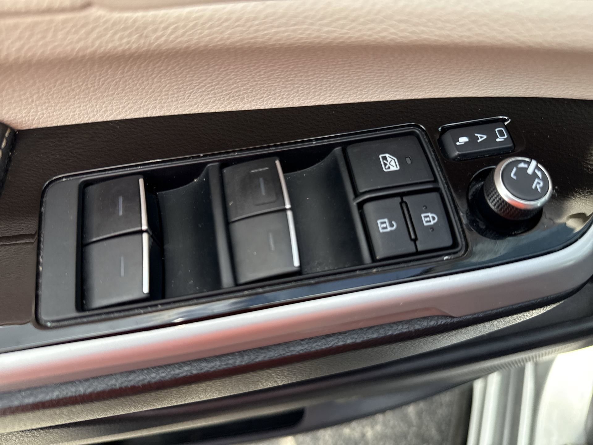 Used 2025 Toyota Sienna Platinum FWD image 15