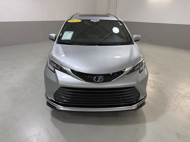 Used 2025 Toyota Sienna Limited AWD/4WD image 3