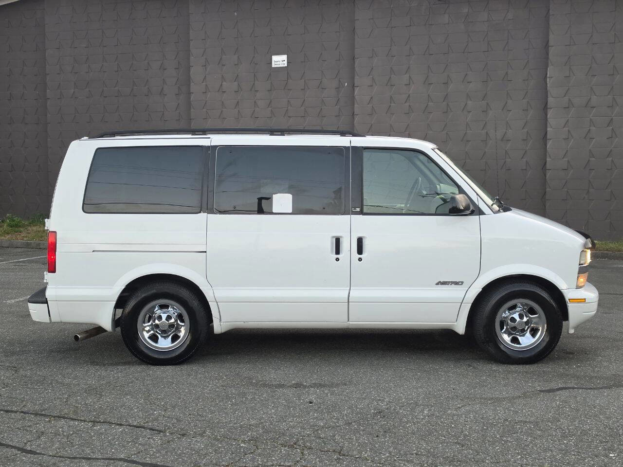 Used 2001 Chevrolet Astro Passenger RWD image 4