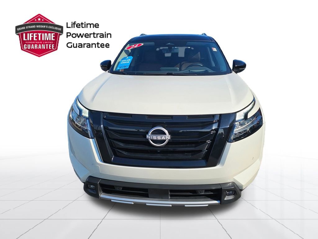 Used 2024 Nissan Pathfinder Platinum FWD image 4