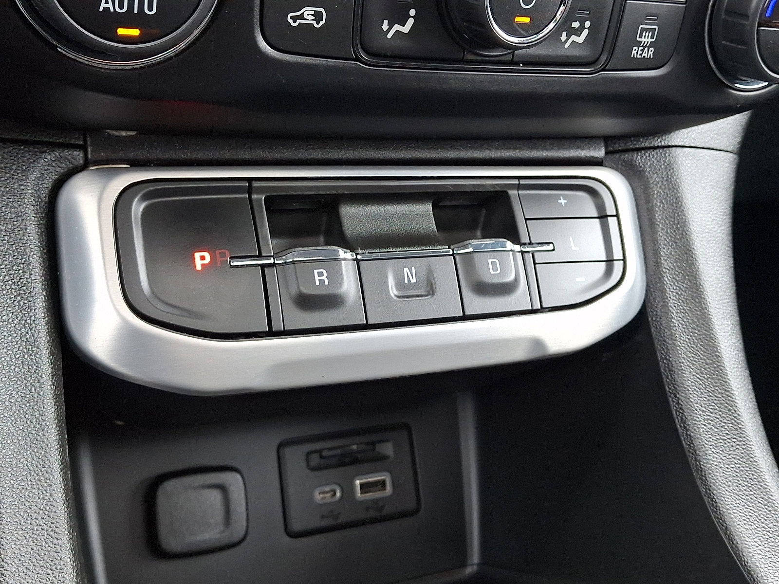 Used 2022 GMC Acadia SLT w/ Elevation Edition image 18