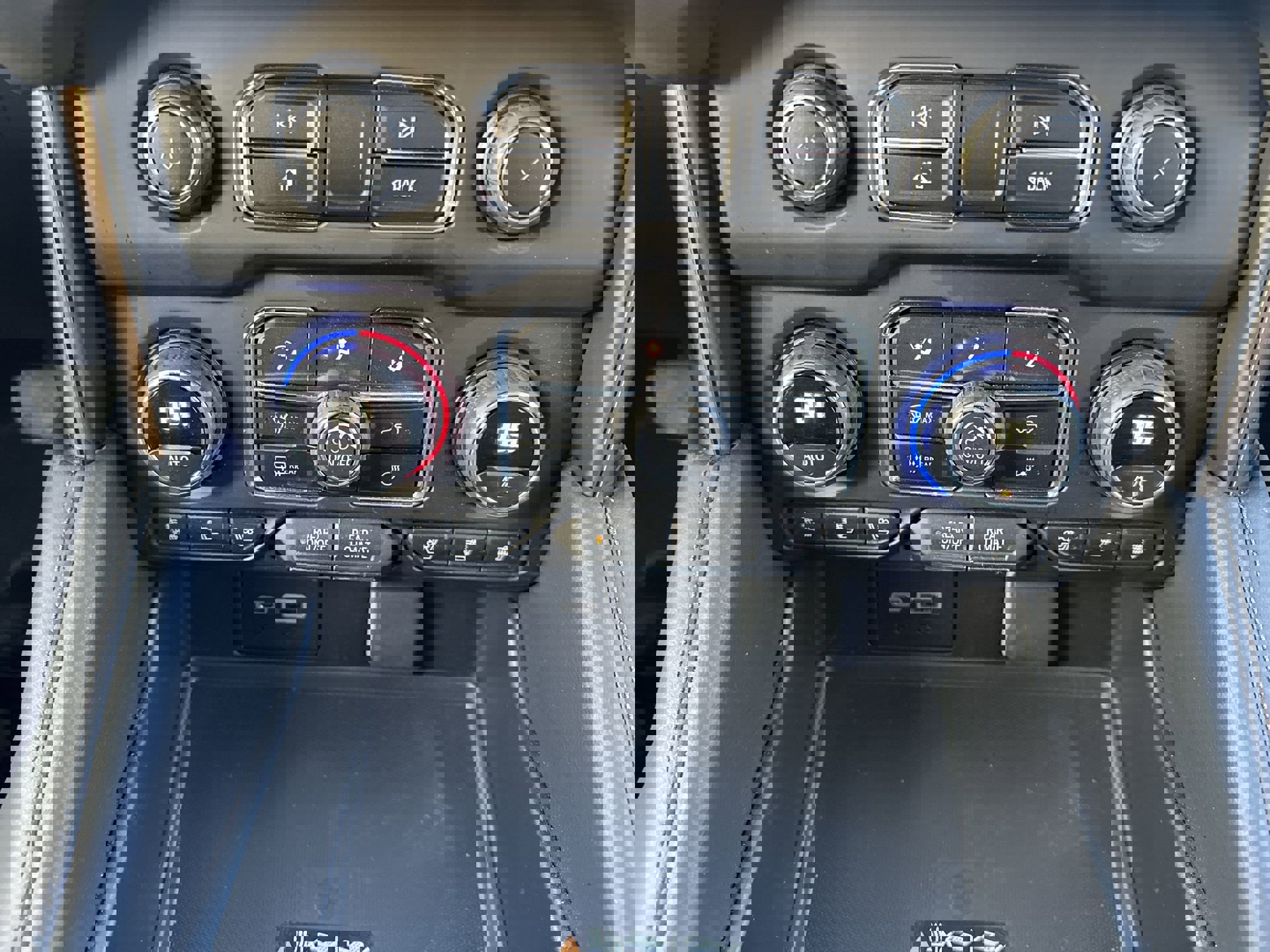 Used 2024 Chevrolet Suburban High Country w/ Advanced Technology Package image 19