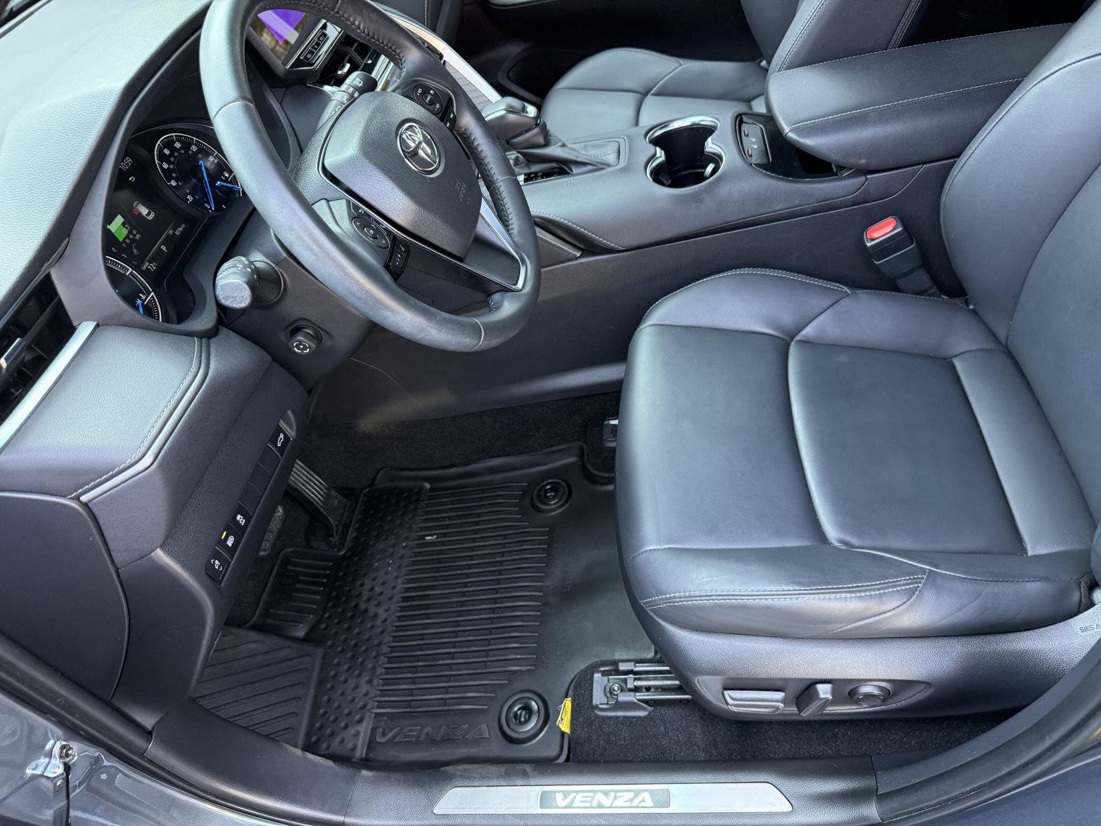 Certified 2024 Toyota Venza XLE AWD/4WD image 12