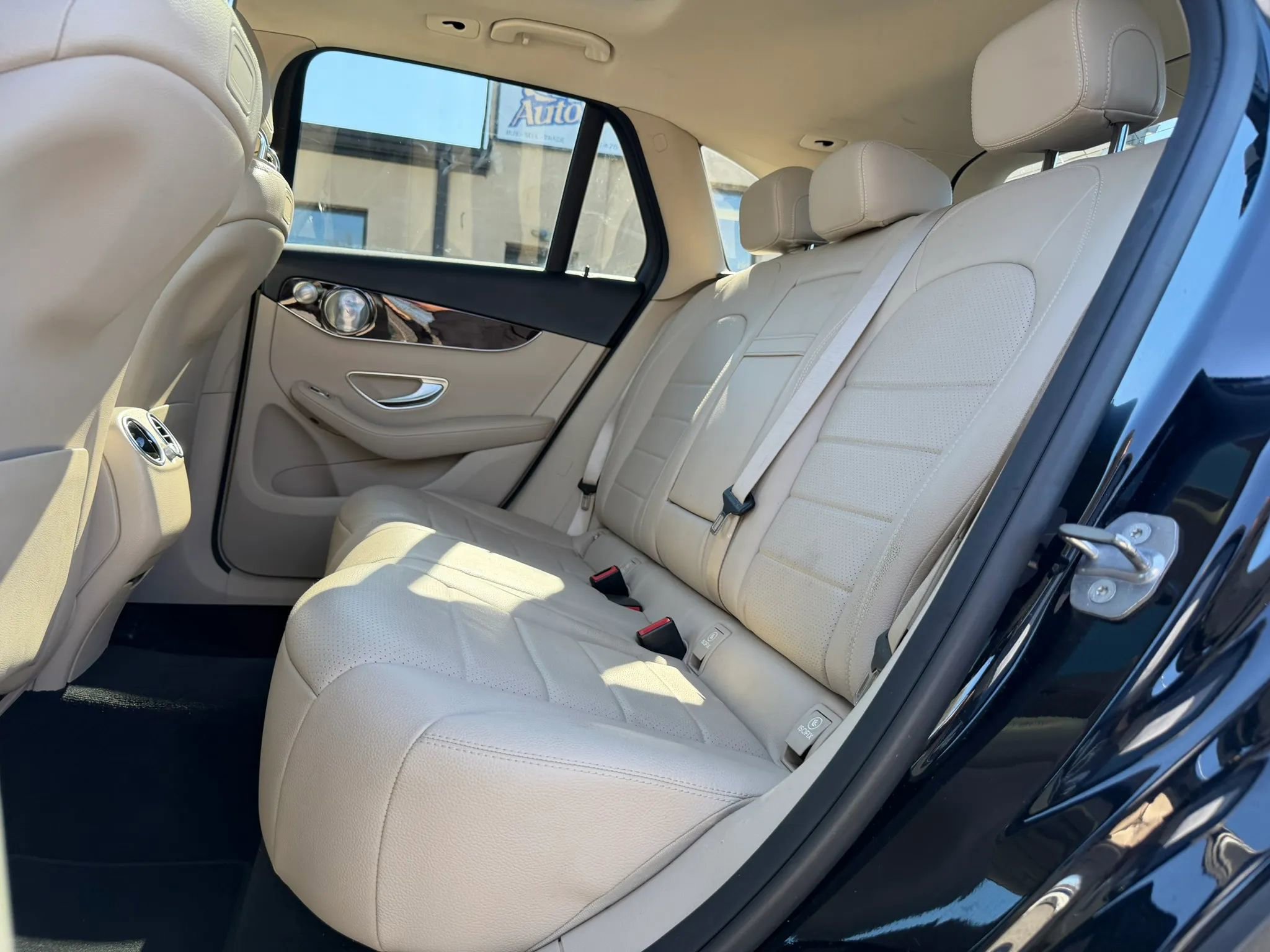 Used 2019 Mercedes-Benz GLC 300 4MATIC w/ Premium Package image 12