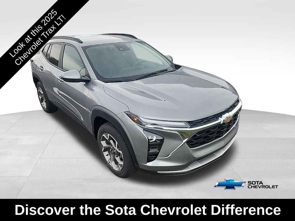 Used 2025 Chevrolet Trax LT FWD image 1