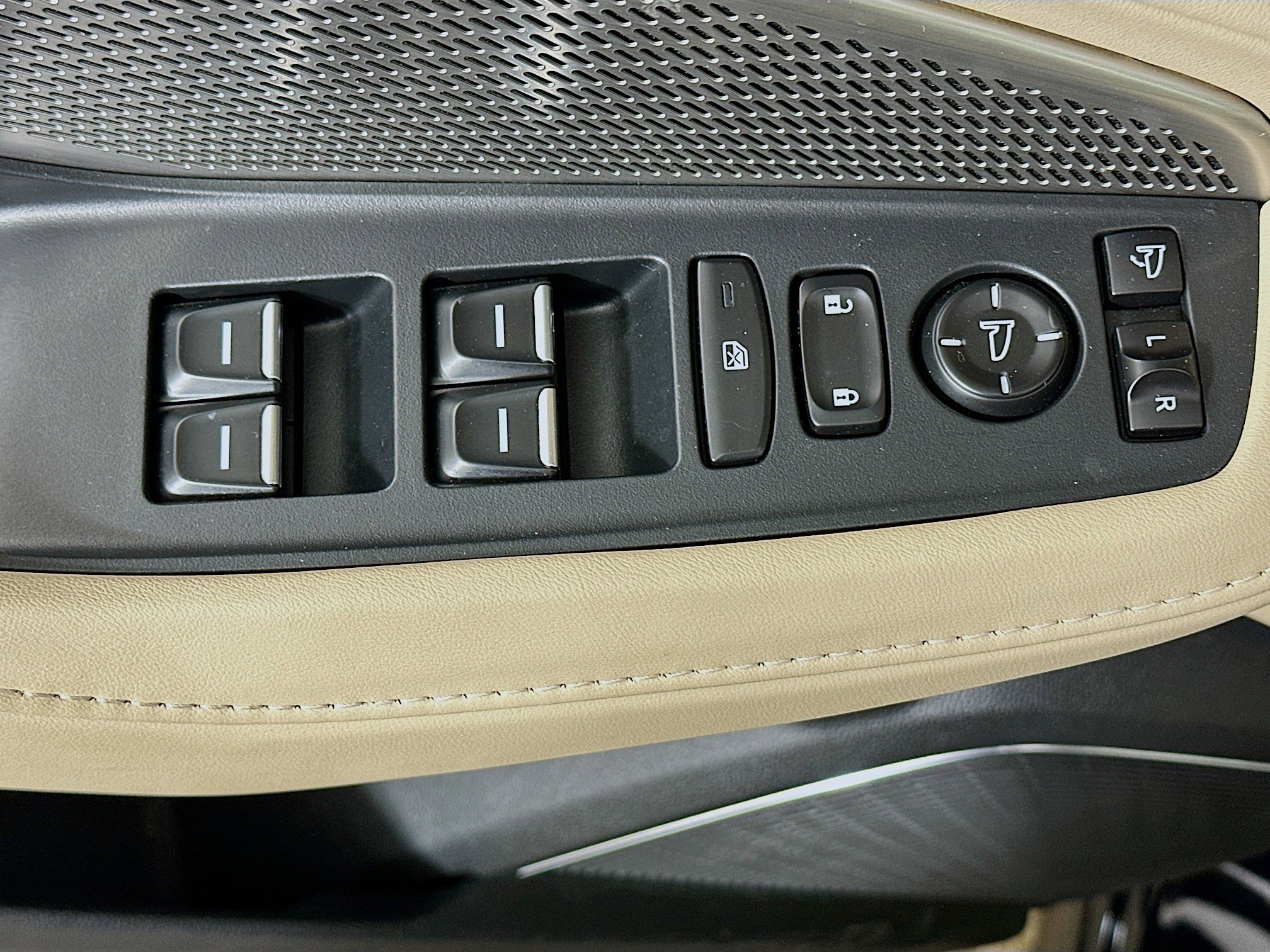 Used 2023 Acura MDX SH-AWD w/ Technology Package image 15