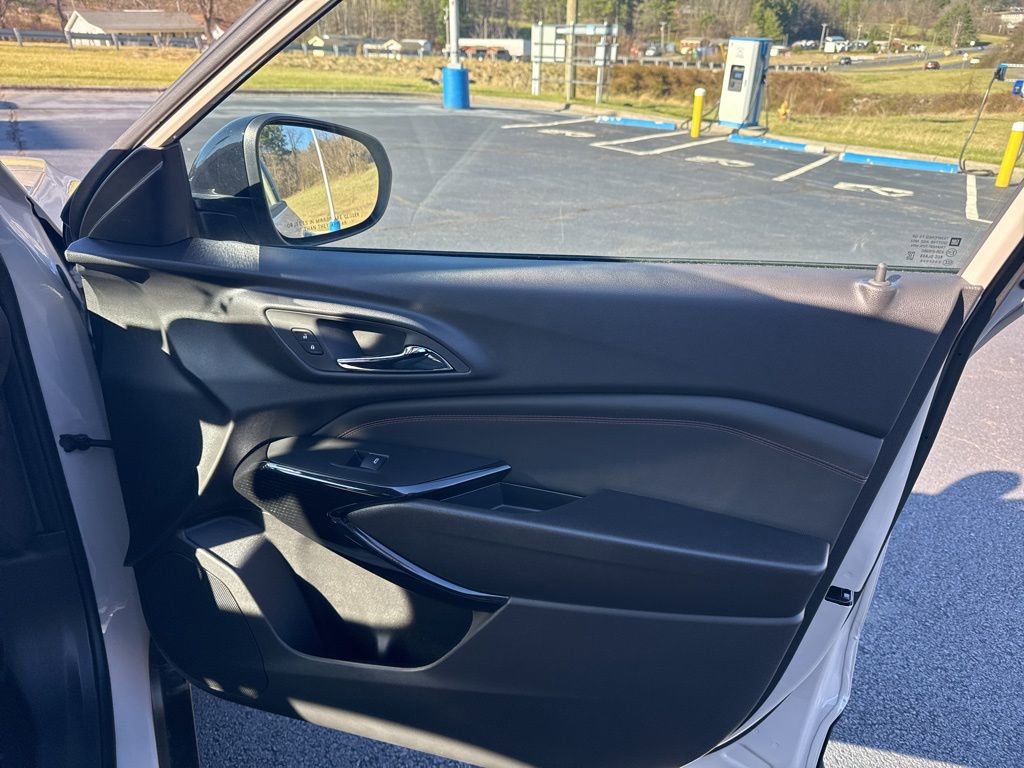 New 2026 Chevrolet Trax RS w/ Sunroof Package image 31