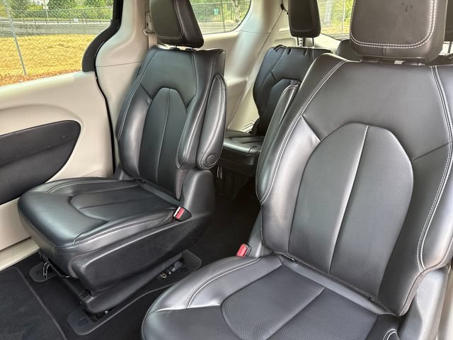 Used 2023 Chrysler Pacifica Touring-L FWD image 19