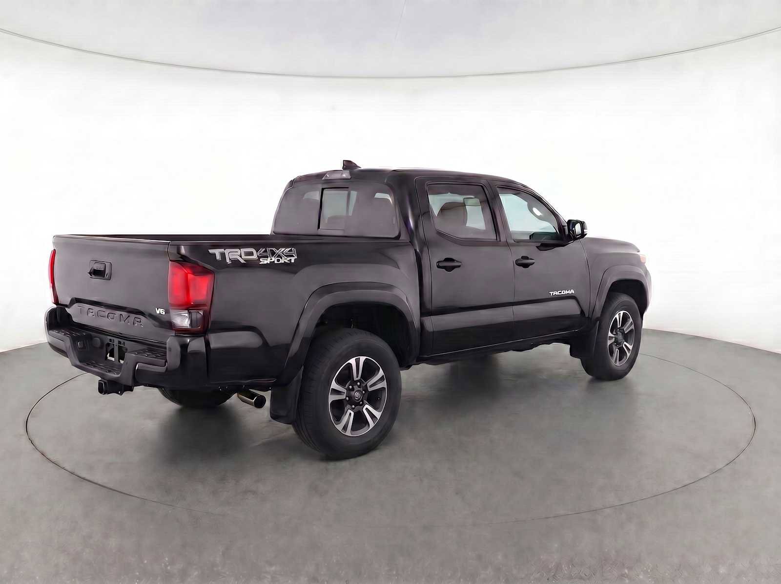 Used 2018 Toyota Tacoma TRD Sport w/ TRD Premium Sport Package AWD/4WD image 4