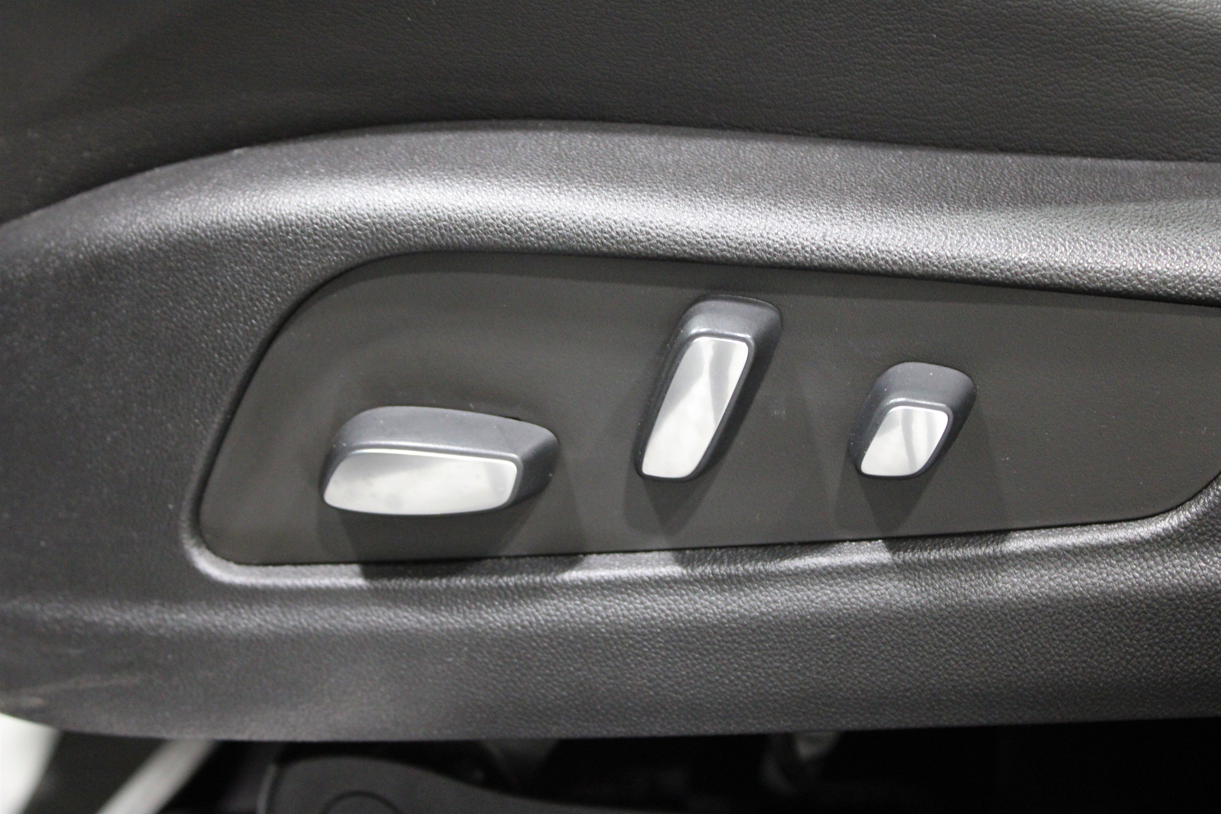 Used 2022 Cadillac XT5 Premium Luxury w/ LPO, Floor Liner Package image 4