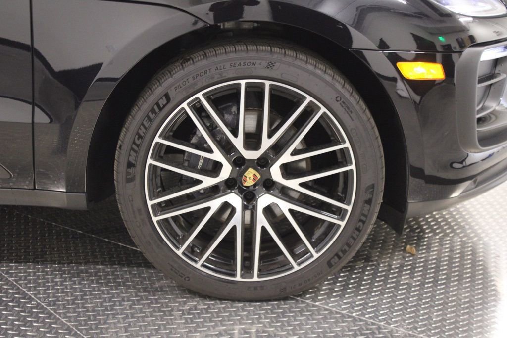 Certified 2025 Porsche Macan AWD/4WD image 15