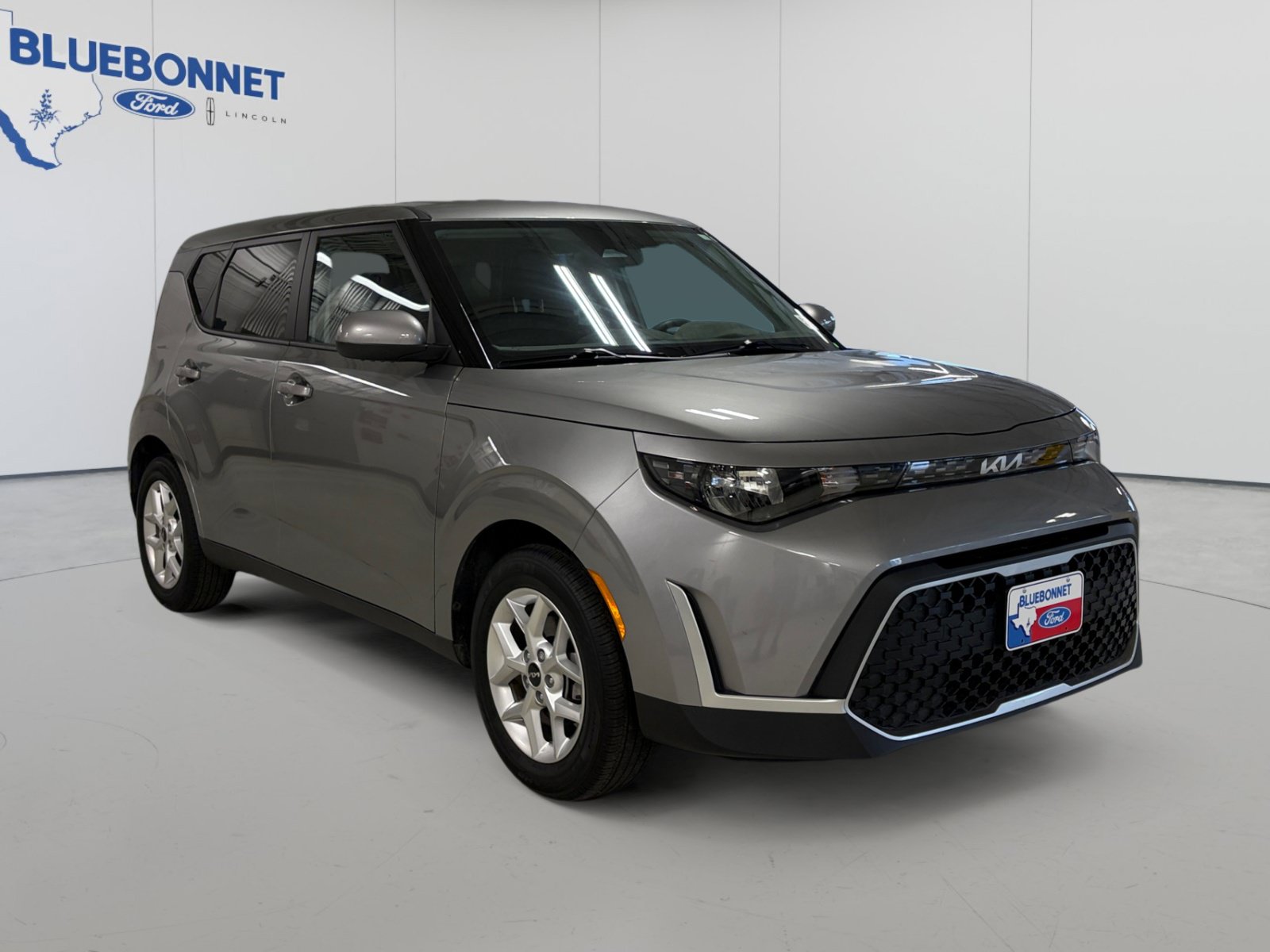 Used 2025 Kia Soul LX w/ LX Technology Package FWD image 3